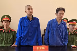 Hai cha con Trung và Thành lĩnh án 26 năm về tội "Giết người". Ảnh: Văn Vũ.