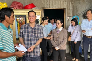 Lãnh đạo một số xã, phường tỉnh An Giang thăm hỏi, trao hỗ trợ các hộ dân bị hư hỏng nhà ở do ảnh hưởng giông lốc. 