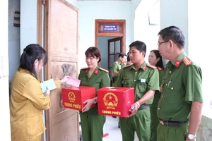 Những người bị tạm giữ, tạm giam tại An Giang tham gia bầu cử.