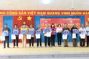 An Giang bàn giao 50 căn nhà Đại đoàn kết cho hộ nghèo huyện miền núi Tri Tôn.