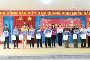 An Giang bàn giao 50 căn nhà Đại đoàn kết cho hộ nghèo huyện miền núi Tri Tôn.