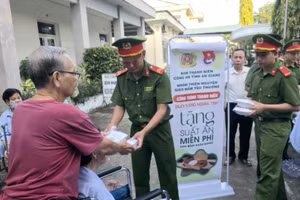 Trao tặng suất ăn sáng miễn phí cho bệnh nhân nghèo.