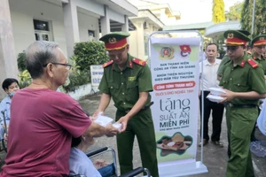 Trao tặng suất ăn sáng miễn phí cho bệnh nhân nghèo.