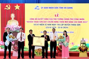 An Giang công bố Quyết định của Thủ tướng Chính phủ công nhận huyện Thoại Sơn đạt chuẩn nông thôn mới nâng cao năm 2023. (Ảnh: Trọng Nhân).