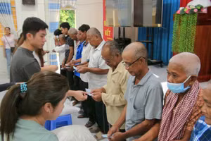 An Giang trao tặng 100 phần quà cho bà con Khmer xã Ô Lâm.