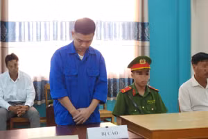 Nam thanh niên lĩnh án 18 năm tù vì đâm bạn nhậu tử vong. (Ảnh: Văn Vũ).