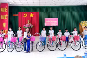 Trao tặng xe đạp cho học sinh Khmer huyện miền núi Tri Tôn (An Giang) vượt khó học tốt đầu năm học mới. 