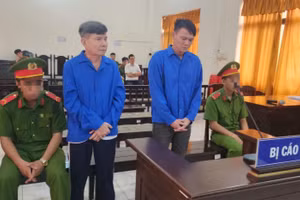 Toà án Nhân dân Kiên Giang tuyên phạt 31 năm tù cho 2 bị cáo đột nhập tiệm cầm đồ lấy cắp vàng. (Ảnh: Văn Vũ)