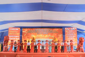 Các đại biểu cắt băng khánh thành Nhà hát tỉnh An Giang.