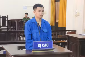 Người đàn ông lĩnh án 12 năm tù về tội "Cướp tài sản". (Ảnh: Văn Vũ).