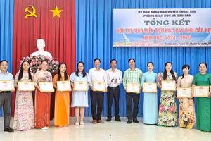 Phòng GD&ĐT Thoại Sơn(An Giang) biểu dương, trao khen thưởng cho 184 giáo viên dạy giỏi tiểu học năm học 2024 - 2025. (Ảnh: Trọng Nhân)