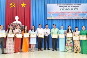 Phòng GD&ĐT Chợ Mới (An Giang) biểu dương, trao khen thưởng cho 184 giáo viên dạy giỏi tiểu học năm học 2024 - 2025. (Ảnh: Trọng Nhân)