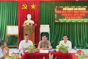 Ông Cao Quốc Điện, Phó Giám đốc Sở GD&ĐT An Giang (ngồi giữa) tại buổi làm việc.