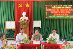 Ông Cao Quốc Điện, Phó Giám đốc Sở GD&ĐT An Giang (ngồi giữa) tại buổi làm việc.