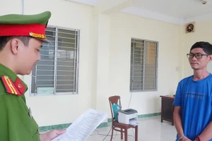 Cơ quan Công an thi hành Lệnh bắt tạm giam Ngô Hoàng Thăng. (Ảnh: Tiến Tầm)