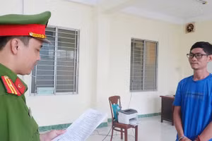 Cơ quan Công an thi hành Lệnh bắt tạm giam Ngô Hoàng Thăng. (Ảnh: Tiến Tầm)