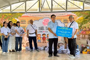 Trao biểu trưng hệ thống nước sạch cho Trường Tiểu học A An Tức (xã Ô Lâm, tỉnh An Giang). 