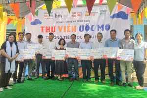 An Giang trao tặng Thư viện ước mơ cho các trường tiểu học trong tỉnh.