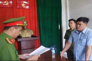 Cơ quan Cảnh sát điều tra Công an An Giang thi hành các quyết định và lệnh bắt tạm giam đối với Nguyễn Văn Giỏi. (Ảnh: Tiến Tầm)