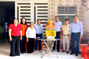 Trưởng ban Nội chính Tỉnh ủy An Giang thăm hỏi thầy, cô giáo đặc biệt khó khăn huyện Tri Tôn.