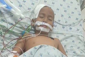 Em Chau Na Vuône hôn mê, đang chờ phẫu thuật lần 2.