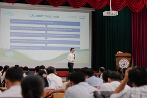 Báo cáo viên triển khai các nội dung tập huấn.