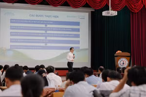 Báo cáo viên triển khai các nội dung tập huấn.