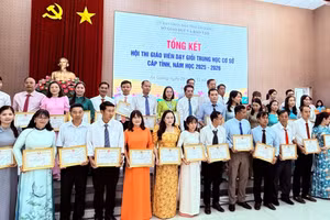 Trao khen thưởng giáo viên dạy giỏi THCS cấp tỉnh năm học 2025 - 2026.