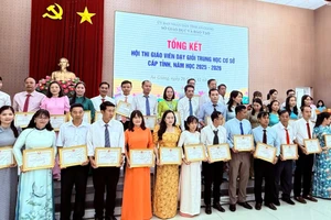Trao khen thưởng giáo viên dạy giỏi THCS cấp tỉnh năm học 2025 - 2026.