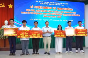 Em Mã Lê Hoàng Phát (đứng thứ 2 từ trái sang) trong Lễ tuyên dương học sinh giỏi quốc gia năm học 2025 - 2026.