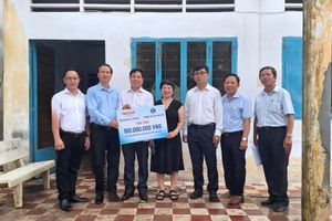 Báo GD&TĐ trao hỗ trợ sửa chữa, cải tạo nhà tập thể giáo viên tại huyện Châu Thành, tỉnh An Giang. (Ảnh: Trọng Nhân)