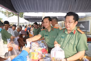 Công an trao tặng 600 phần quà hỗ trợ người dân khó khăn tại Chương trình "Phiên chợ 0 đồng - San sẻ yêu thương". (Ảnh: Minh Phước)