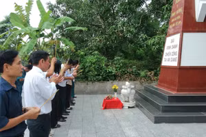 Dâng hương tưởng niệm các Anh hùng Liệt sĩ. 