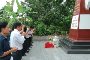 Dâng hương tưởng niệm các Anh hùng Liệt sĩ.