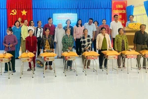 Trao quà cho hộ khó khăn vùng biên giới.