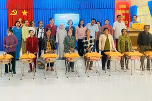 Trao quà cho hộ khó khăn vùng biên giới.