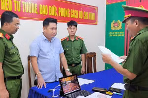 Cơ quan Cảnh sát điều tra Công an tỉnh An Giang thi hành lệnh bắt tạm giam đối với Nguyễn Phước Hậu. Ảnh: Tiến Tầm.