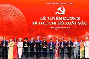 Cô Tạ Thị Xuân (thứ 3 từ trái sang) được tuyên dương Bí thư Chi bộ xuất sắc năm 2026.