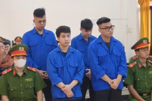 Nhóm 4 thanh niên sử dụng mạng viễn thông, phương tiện điện tử chiếm đoạt tài sản. (Ảnh: Văn Vũ)