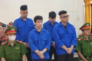 Nhóm 4 thanh niên sử dụng mạng viễn thông, phương tiện điện tử chiếm đoạt tài sản. (Ảnh: Văn Vũ)