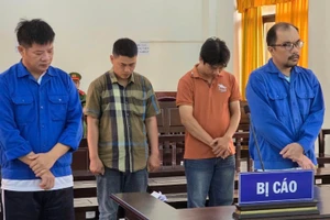 Các bị cáo tại phiên tòa. Ảnh: Văn Vũ.