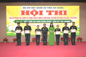 Ban tổ chức trao thưởng cho các đội đạt giải tại Hội thi.