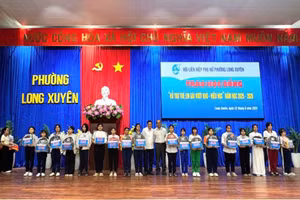 Trao học bổng cho trẻ em gái vượt khó - hiếu học.