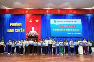 Trao học bổng cho trẻ em gái vượt khó - hiếu học.