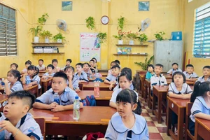 Học sinh lớp 1 Trường Tiểu học A Phú Hòa (xã Phú Hòa, tỉnh An Giang) trong ngày đầu đến lớp.