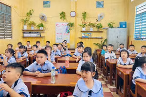 Học sinh lớp 1 Trường Tiểu học A Phú Hòa (xã Phú Hòa, tỉnh An Giang) trong ngày đầu đến lớp.