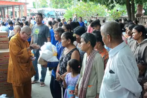 Trao 500 phần quà cho bà con và trẻ em dân tộc Khmer xã Ô Lâm, tỉnh An Giang.
