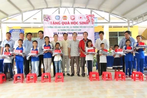Liên hiệp các tổ chức hữu nghị tỉnh An Giang trao 400 phần quà cho học sinh Khmer xã Ô Lâm. 