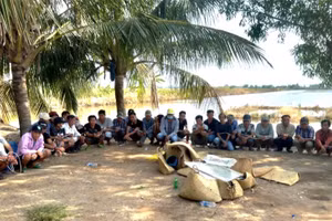 Công an triệt phá tụ điểm đá gà ăn thua bằng tiền, bắt giữ 31 người tại hiện trường. (Ảnh: Văn Vũ) 