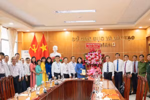 Bí thư Tỉnh ủy thăm, chúc mừng Ngày Nhà giáo Việt Nam Sở GD&ĐT An Giang.